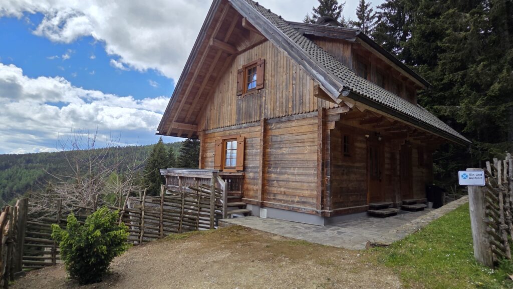 Almhaus Bettina - Holzhaus vorne mit Eingang