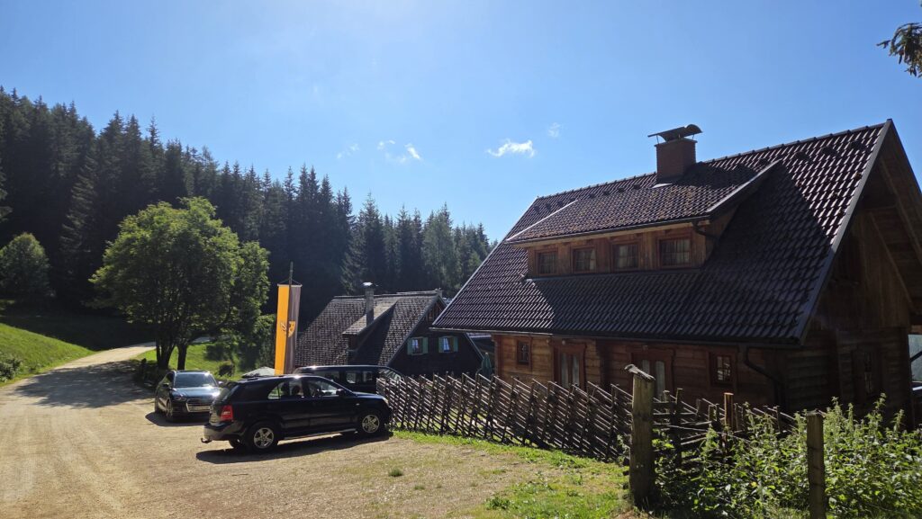 Almhaus Bettina - Almhaus vorne mit Parkplatz