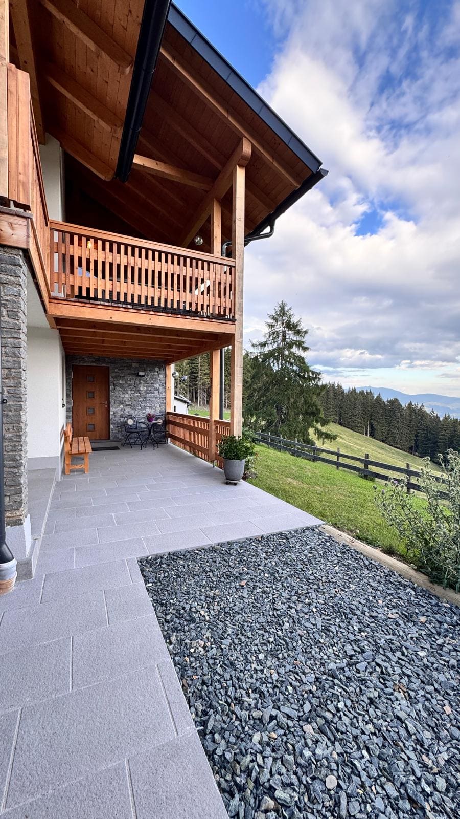 Almhaus Christine - Terrasse aussen mit Koralpe im Hintergrund