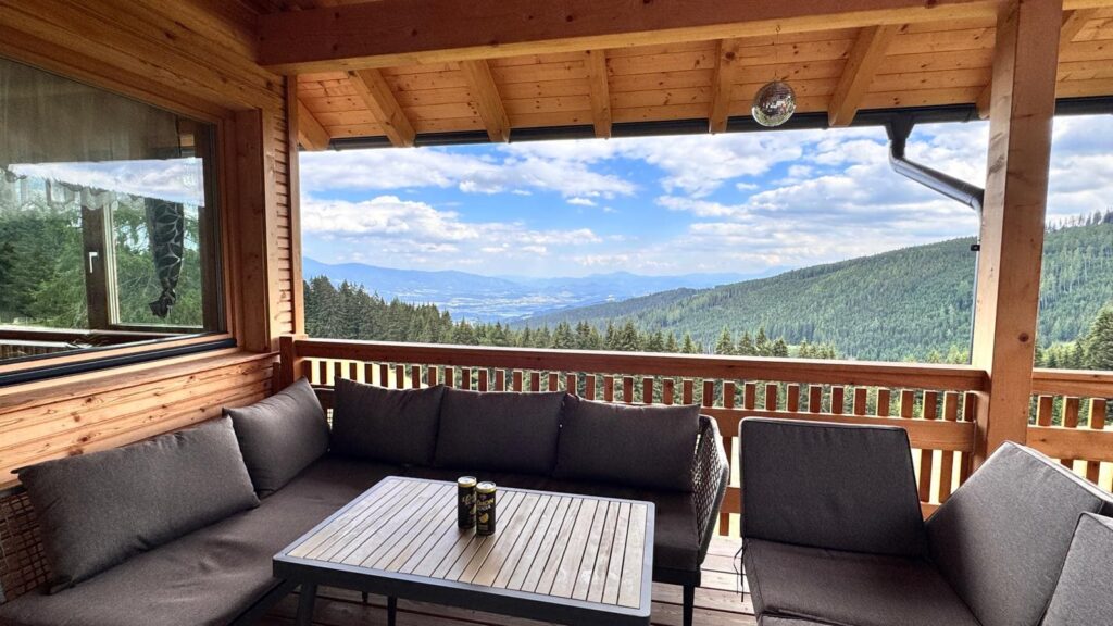 Almhaus Christine - Terrasse mit Holzgeländer und Ausblick auf das Lavanttal
