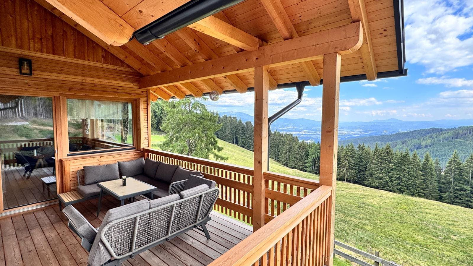 Almhaus Christine - Terrasse mit Sitzgarnitur und Ausblick auf das Lavanttal