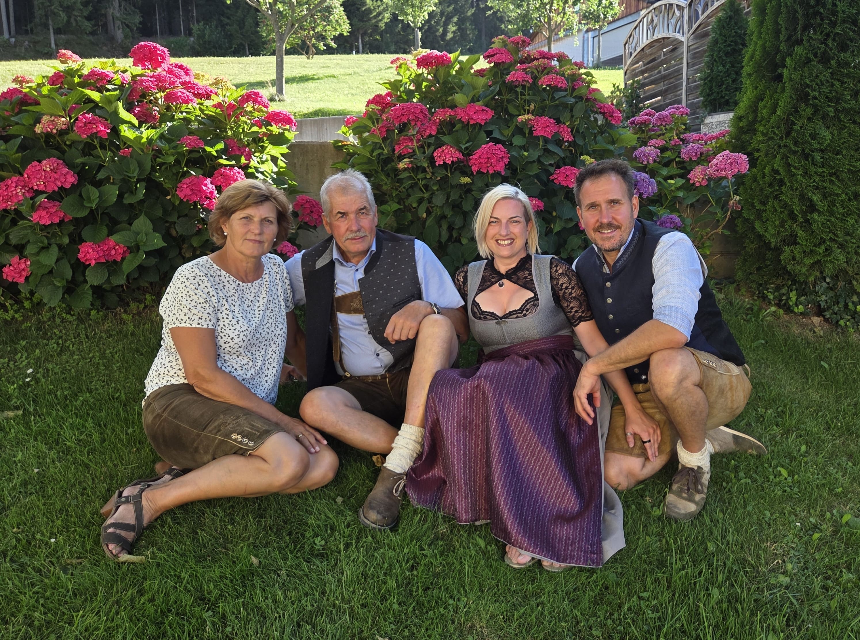 Familie Schatz Portrait auf der Wiese