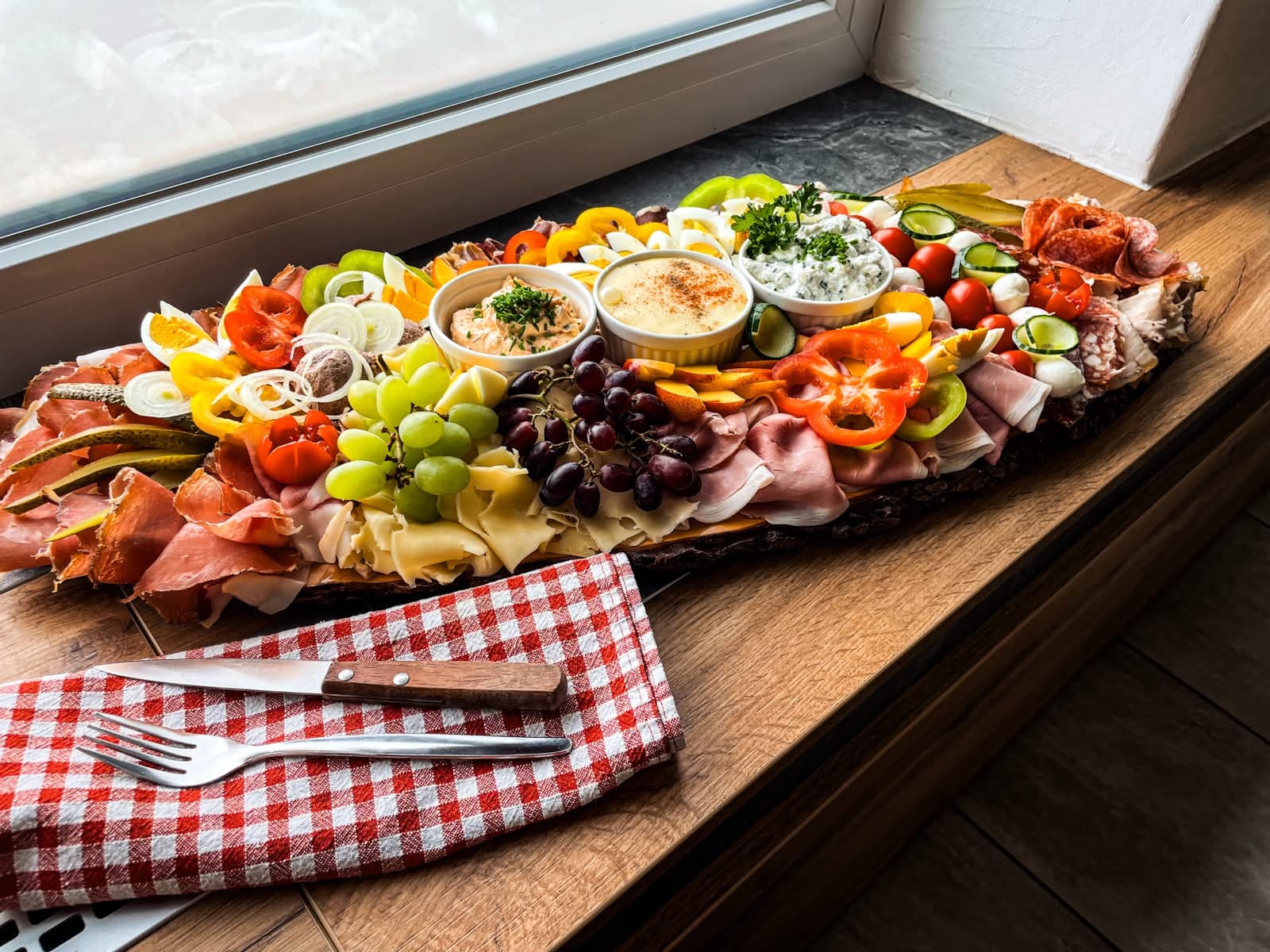 Kärntner Brettljause mit regionalen Spezialitäten