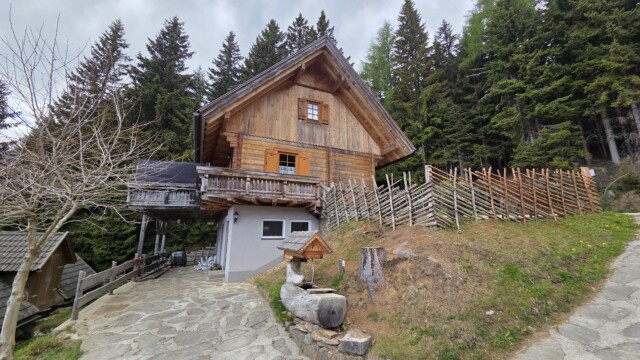 Almhaus Bettina - Das ganze Haus mit erdgeschoss und Holzhaus drauf