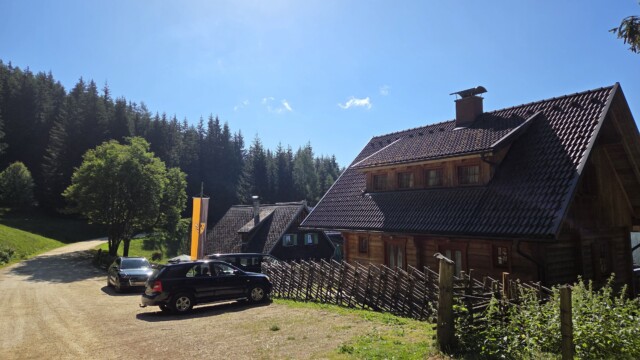 Almhaus Bettina - Almhaus vorne mit Parkplatz