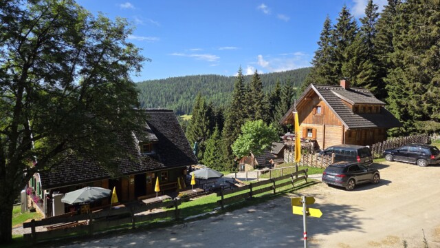 Almhaus Bettina - Weitansicht mit Parkplatz