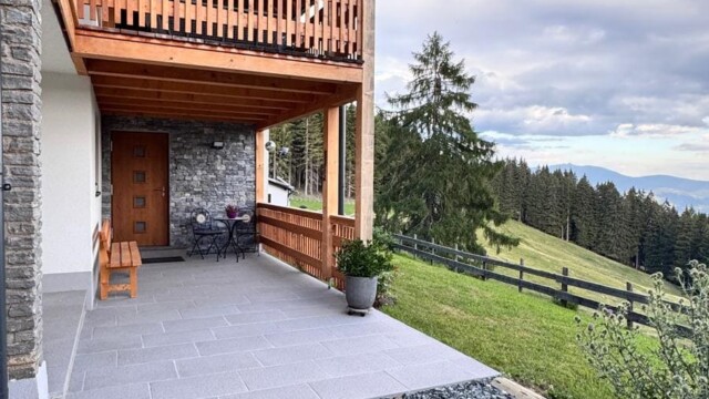 Almhaus Christine - Terrasse aussen mit Koralpe im Hintergrund