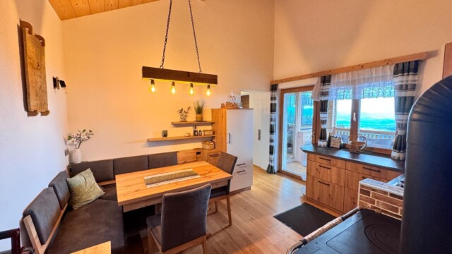 Almhaus Christine - Esszimmer mit Esstisch und Eck Sitzbank