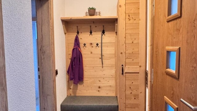 Almhaus Christine - Vorhaus mit Holzkasten und Eingangstür