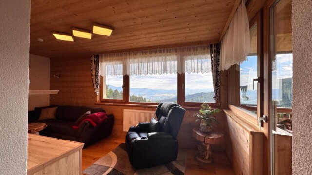 Almhaus Christine - Wohnzimmer mit Ausblick auf das Lavanttal