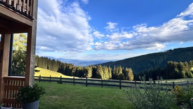 Almhaus Christine - Terrasse aussen mit schönen Blick auf die Saualpe und das Lavanttal