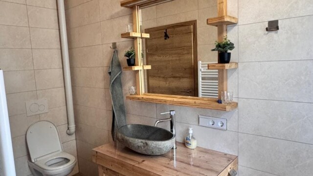 Almhaus Christine - Bad mit WC, Waschbecken, Spiegel und Holzdecke