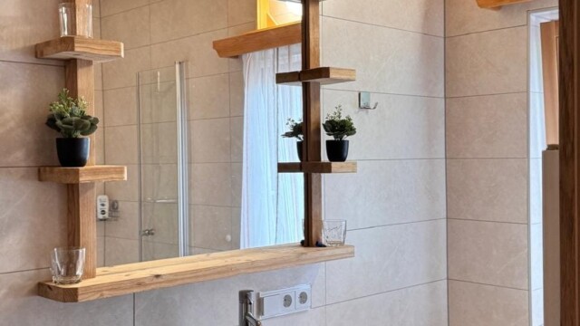 Almhaus Christine -Bad - Waschbecken mit Spiegel