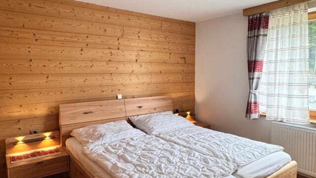 Almhaus Christine - Master Schlafzimmer mit Holzbett
