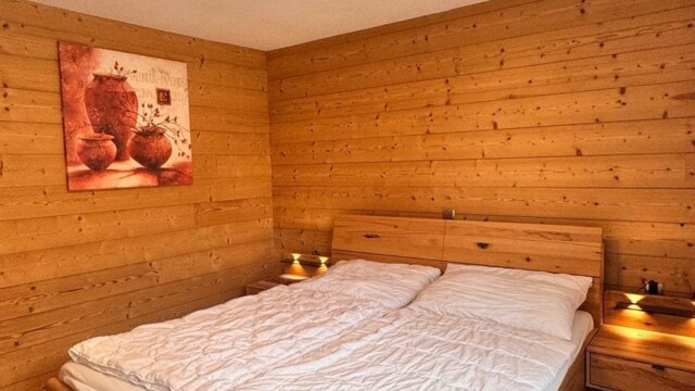 Almhaus Christine - Master Schlafzimmer mit Holz Doppelbett