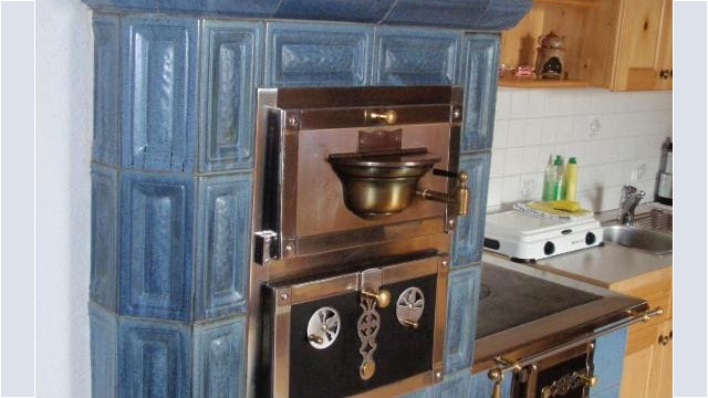 Almhaus Bettina - gemauerter Holzherd Blau mit Kacheln