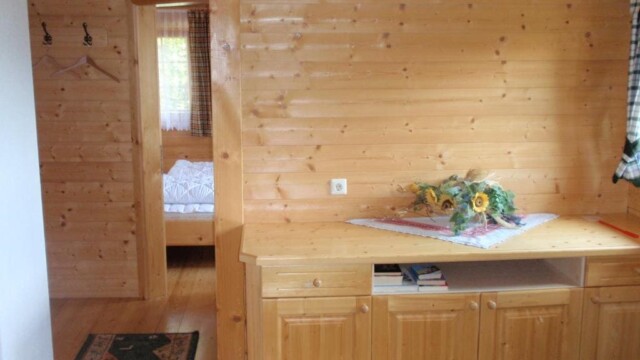 Almhaus Bettina Holzkasten im Vorhaus