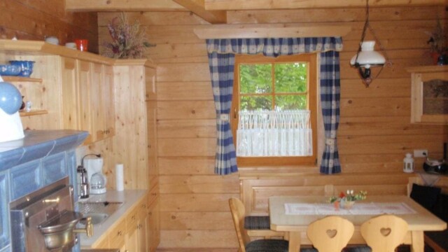 Almhaus Bettina Wohnküche mit Tisch und gemauerten Herd