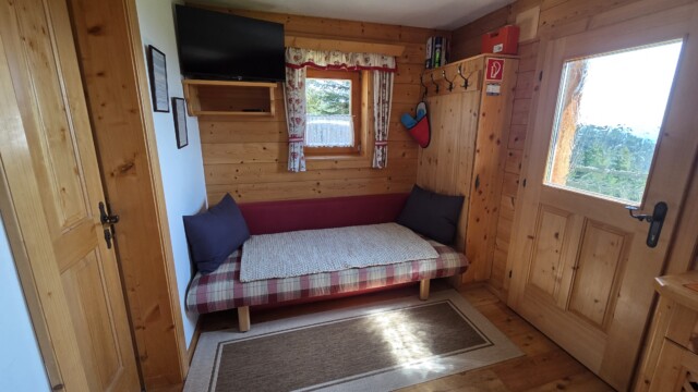 Wohnbereich mit Sofa in der Jakobhütte