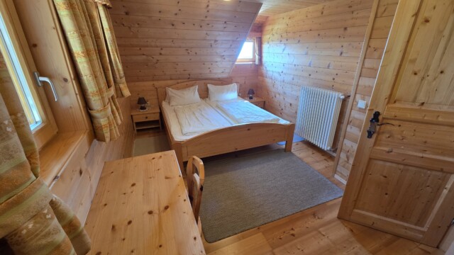 Schlafzimmer mit Doppelbett in der Jakobhütte