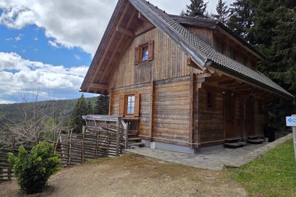 Almhaus Bettina - Holzhaus vorne mit Eingang